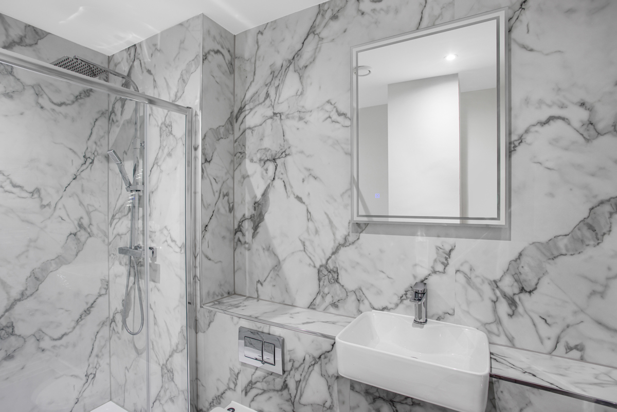 virginia-house-bathroom-and-shower-facilities