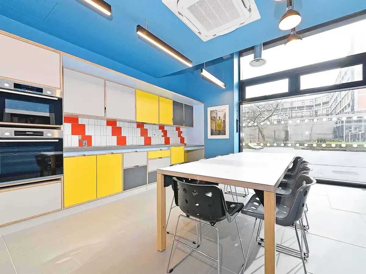 beton-house-sheffield-communal-kitchen.webp